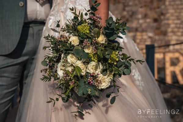 Bruidsboeket met veel groen en wit