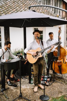 Mr. Allegaartje live muziek op tuinbruiloft vakantiewoning
