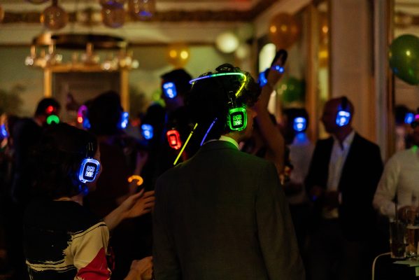 Silent disco bij DJ bruiloftfeest