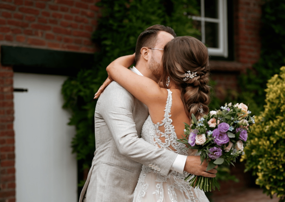 Trouwfilm stilstaand shot van kussend bruidspaar met bruidsboeket