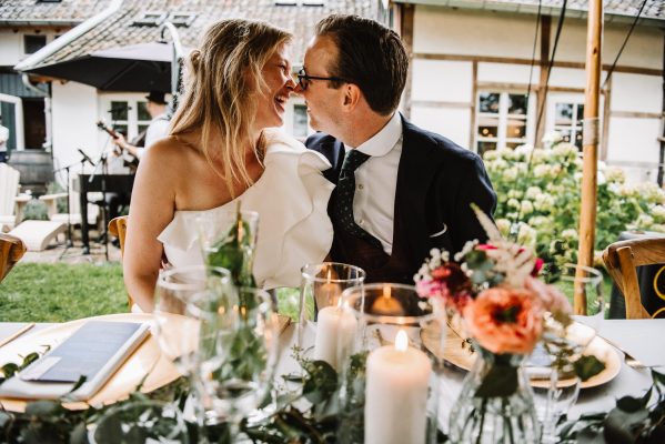 Bruidspaar aan het diner met mooi aangeklede tafel