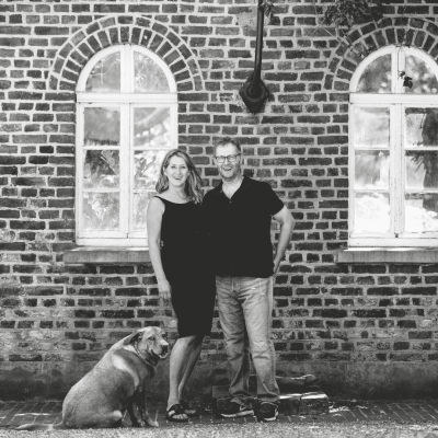 Hannie en Theo, de eigenaren van Paap 1848 en hun hond