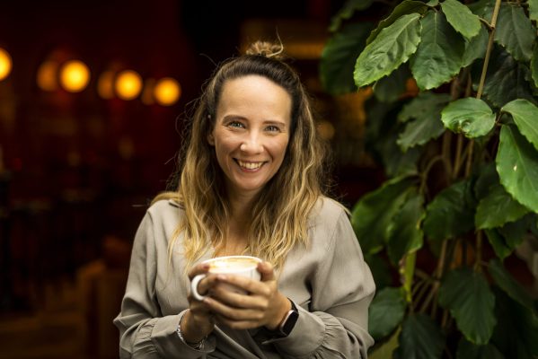 Michelle, Weddingplanner van FBLS Weddings met cappuccino in haar handen
