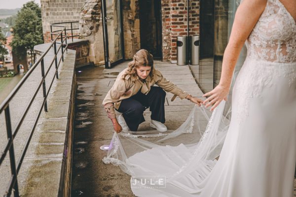 Weddingplanner Rianne legt sluier van de bruid goed