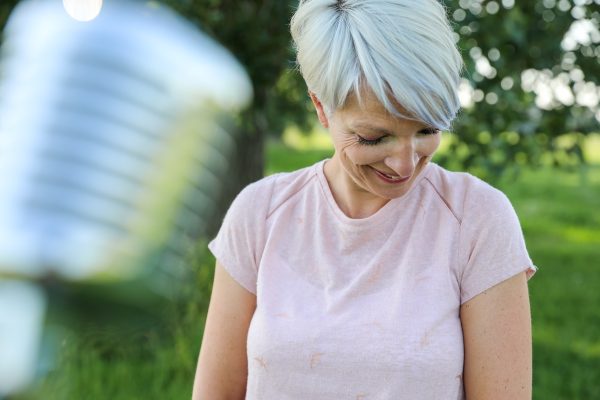 Willeke kijkt naar beneden en de microfoon is wazig in beeld
