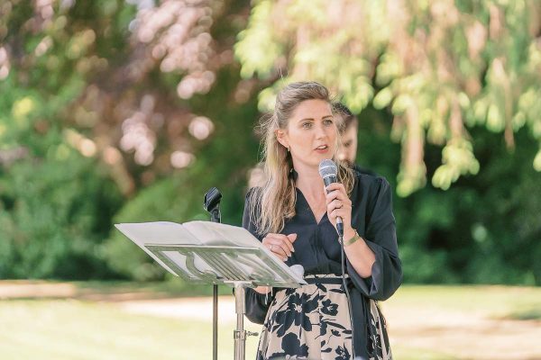 Fidelis Weddings als trouwambtenaar aan het spreken met microfoon