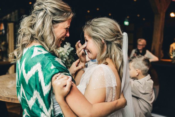Marijke van Beleef de dag met bruid die traan wegveegt