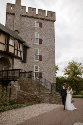 Bruidspaar met kasteel op de achtergrond