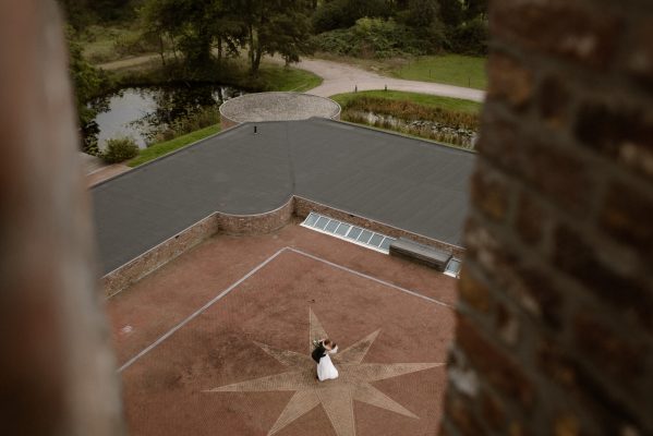 Bruidspaar vanuit hoog perspectief binnenplaats kasteel