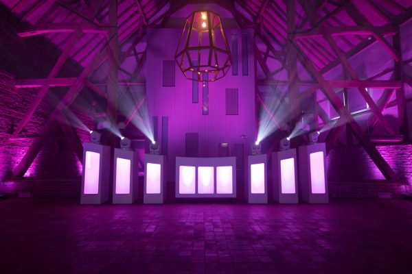 DJ Booth met veel lichtzuilen voor de ultieme feestbeleving op een bruiloft bij Winselerhof