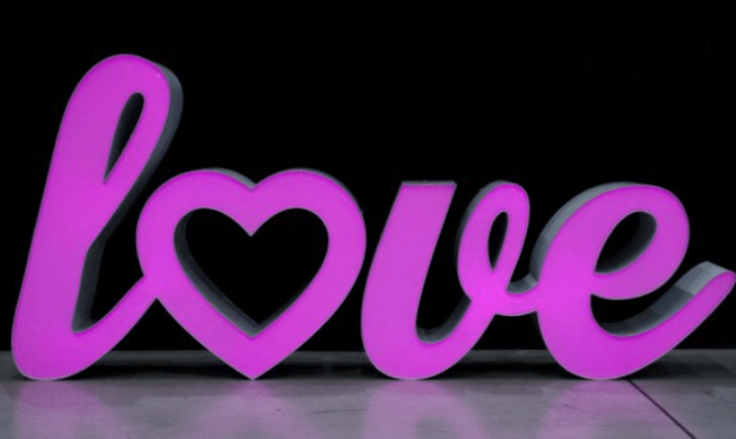 Lichtletters in sierlijk lettertype in het woord love