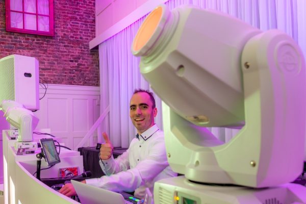 DJ Mathijs aan het draaien achter de DJ booth