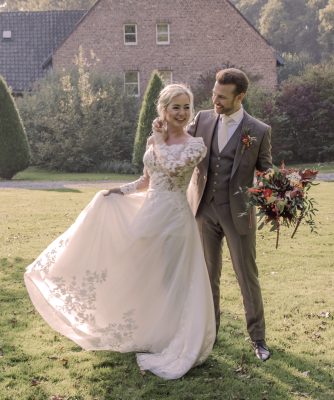 Bruidspaar buiten met trouwpak van Blended 7