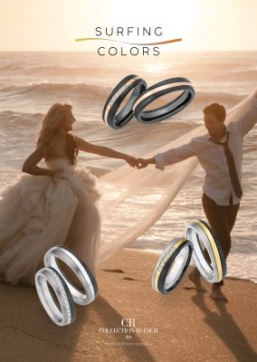 Trouwringen met bruidspaar aan zee