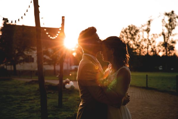 Bruidspaar met ondergaande zon