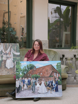 Renee van den Kerckhoff met haar schilderijen