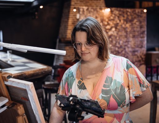 Neetje aan het schilderen