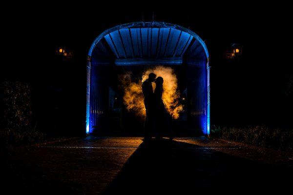 Bruidspaar in avond shot met verlichting