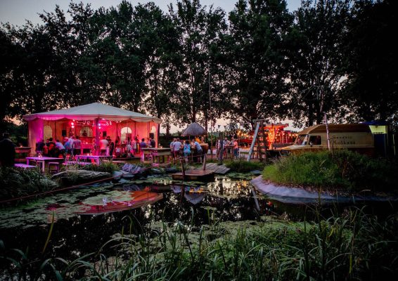 Festival bruiloft met tenten in het groen